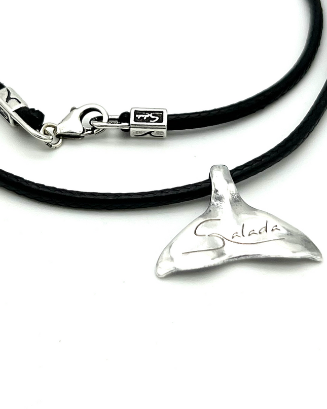 COLA Collar con hilo negro